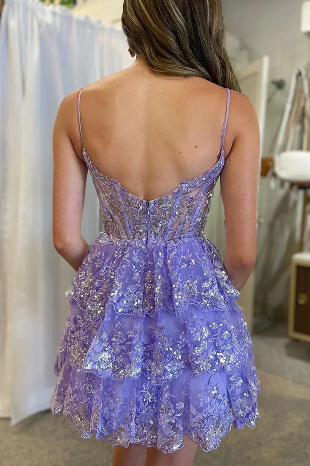 Vestido corto de fiesta color lavanda con lentejuelas, tirantes finos y falda acampanada – Minivestido de cóctel brillante de corte entallado y falda con vuelo