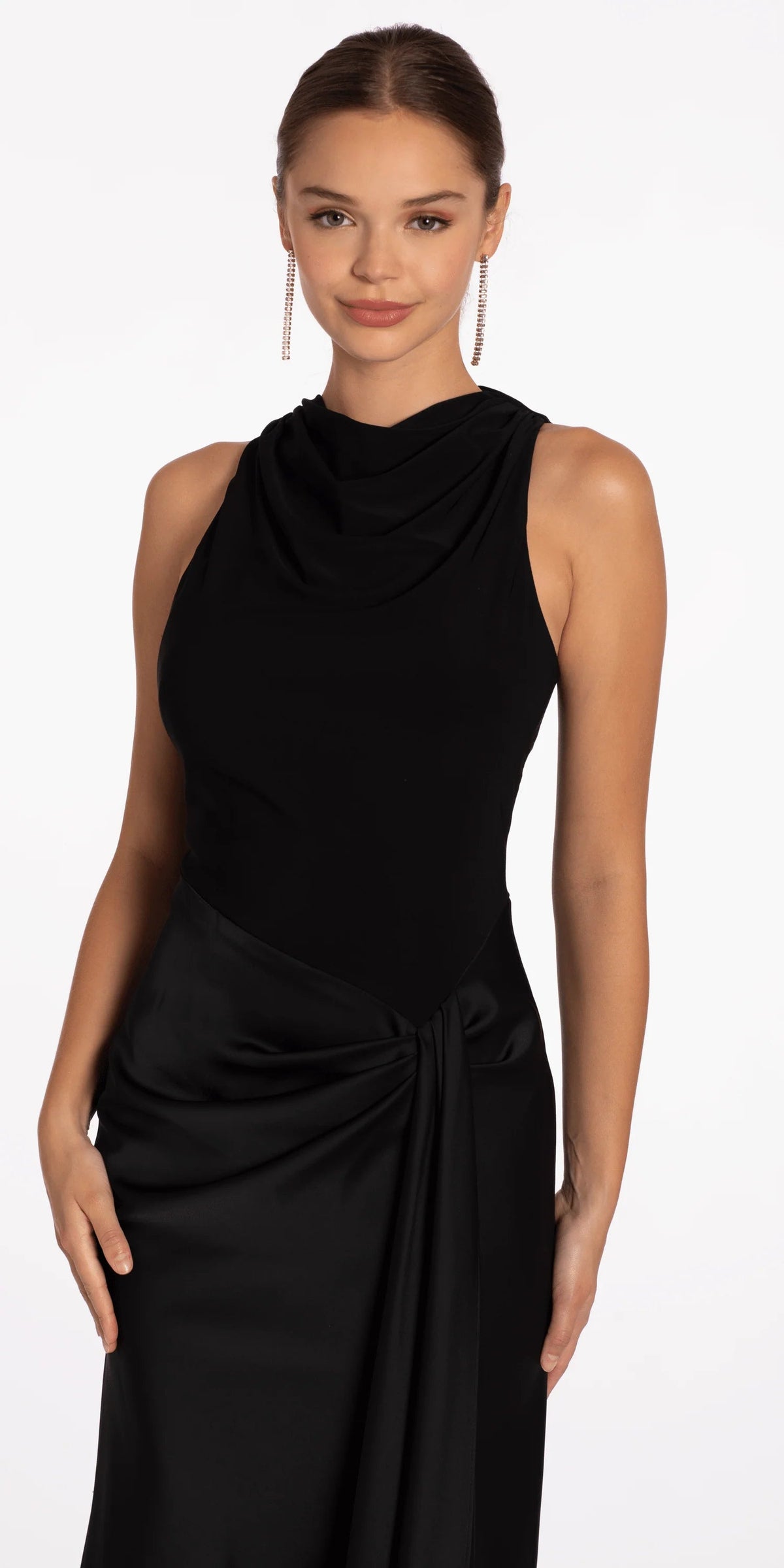 Vestido de noche negro con escote drapeado, detalle torcido de satén y falda de sirena hasta el suelo