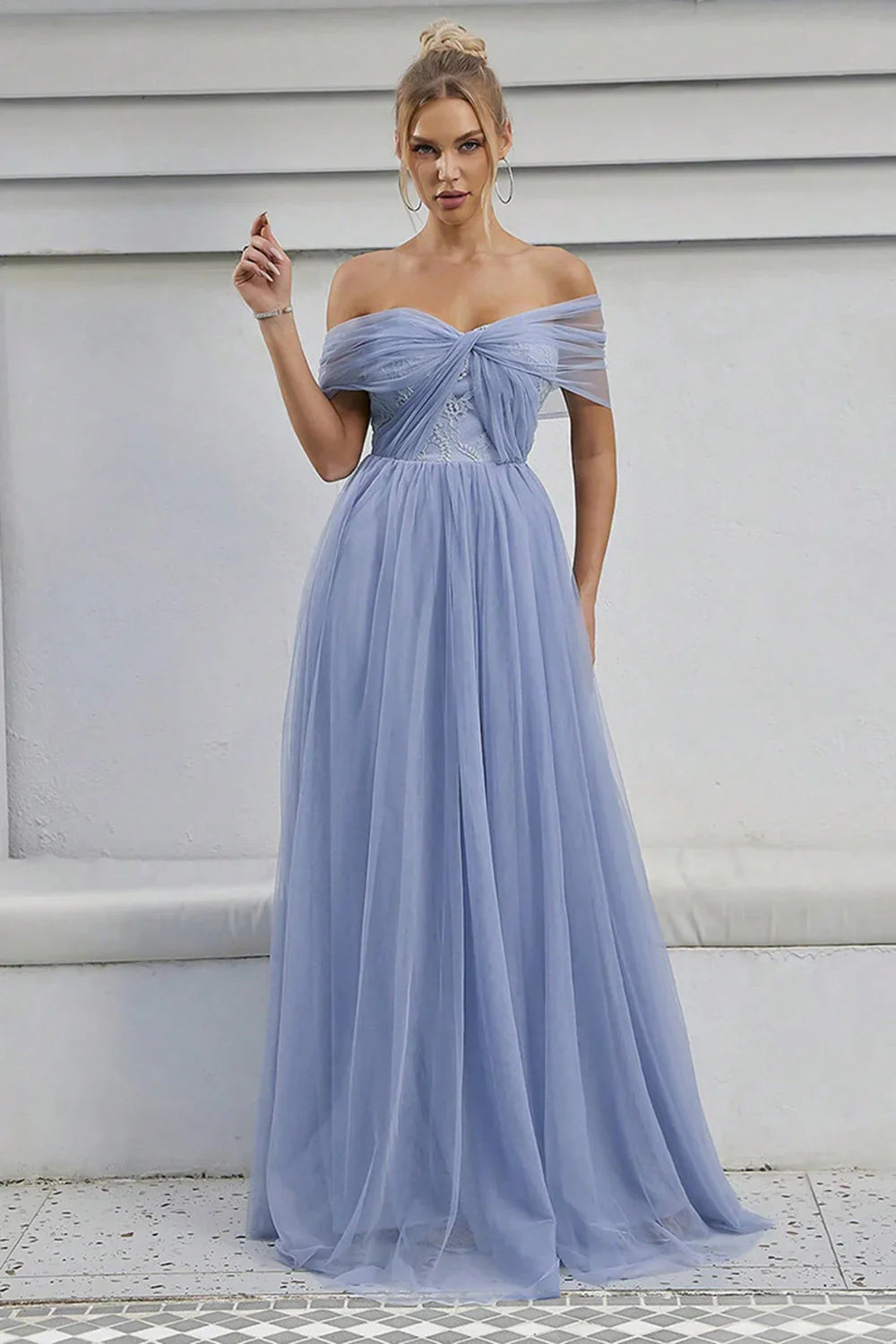 Vestido de noche azul empolvado de corte en A, con hombros descubiertos, manga corta, espalda abierta y largo hasta el suelo