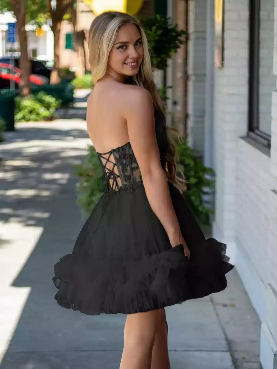 Encantadores vestidos de graduación de corte en A, cortos y de gasa, con escote corazón, borde de volantes florales y espalda con cordones