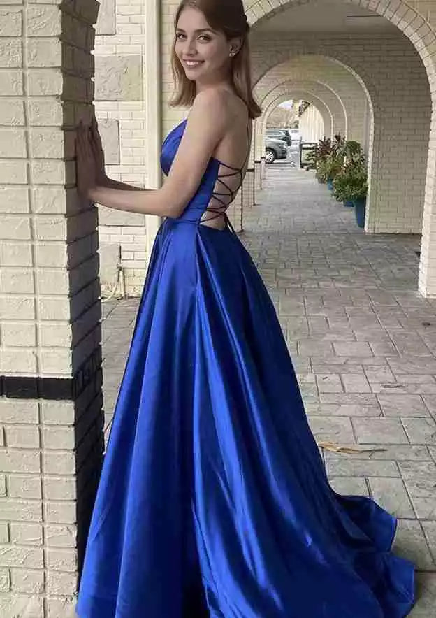 Encantadores vestidos de graduación clásicos de corte en A, con escote en V, tirantes finos y elegante caída de satén fluido