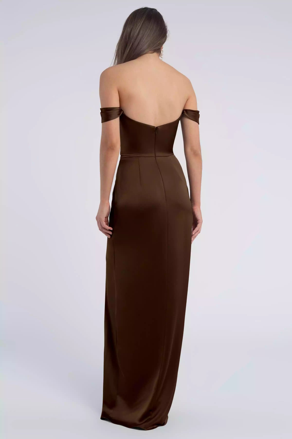 Robe de bal coupée en diagonale, confectionnée dans un tissu crêpe à motif galets, fluide et élégant, avec une encolure tombante et des détails de corset ajustés