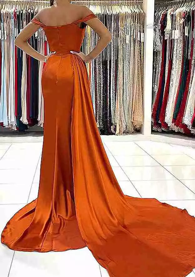Encantadores vestidos de graduación de satén plisado, entallados/rectos, con hombros descubiertos y manga corta, con cola arrastrando
