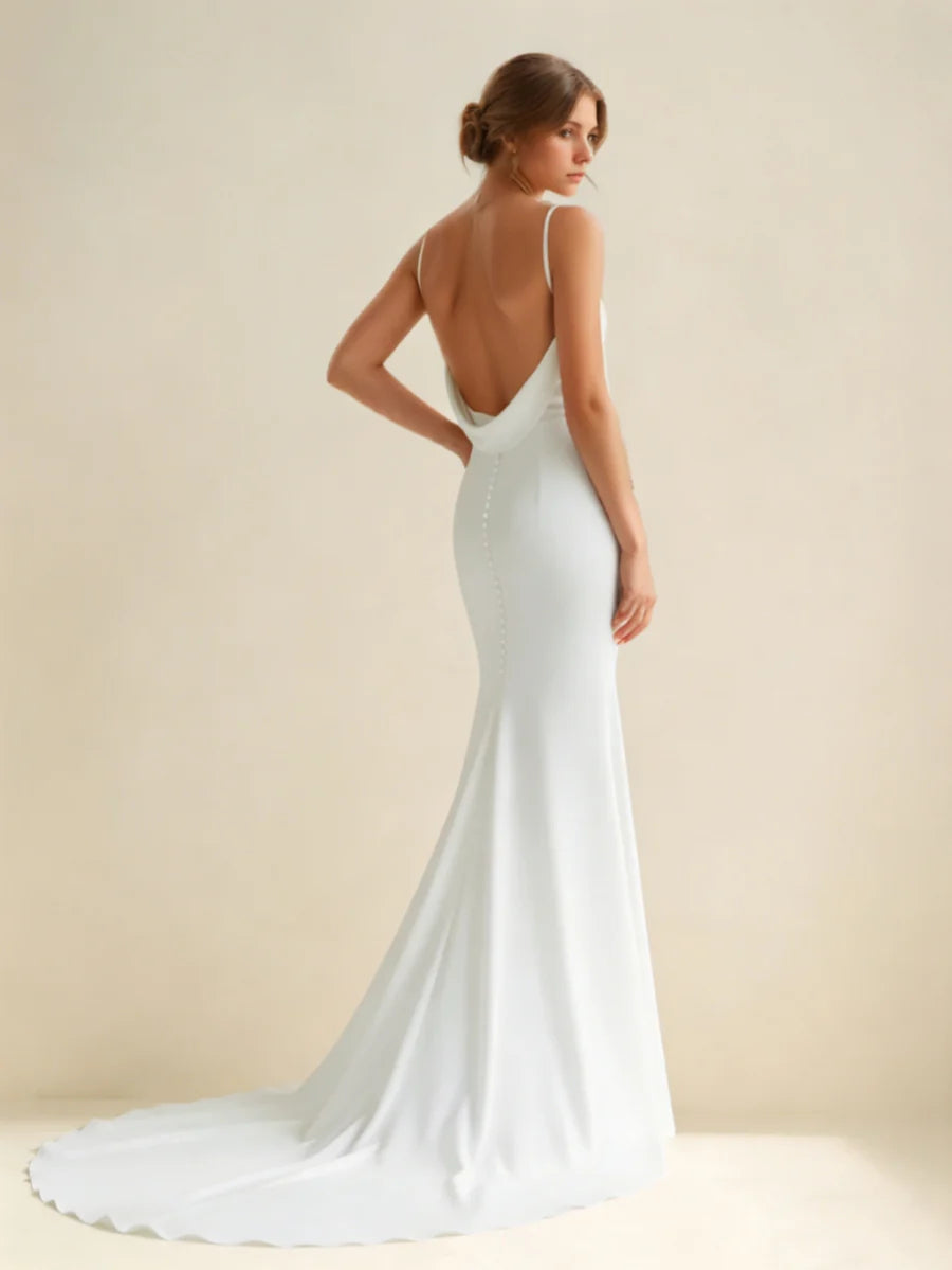 Vestido de novia de crepé con escote en V profundo, tirantes finos, espalda drapeada y cola sirena