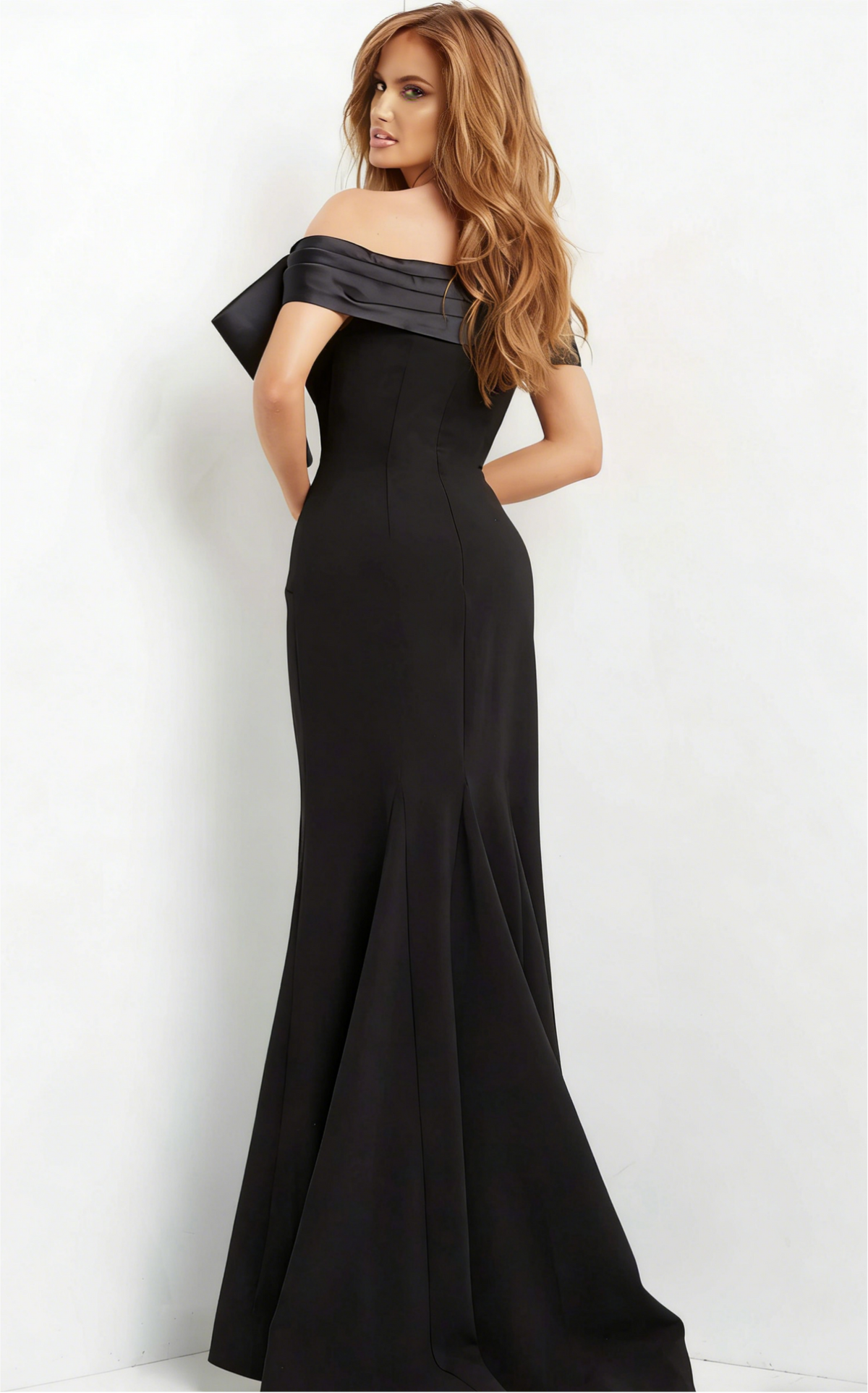 Elegante vestido de noche con escote de hombros descubiertos, lazo de pedrería y cola de sirena