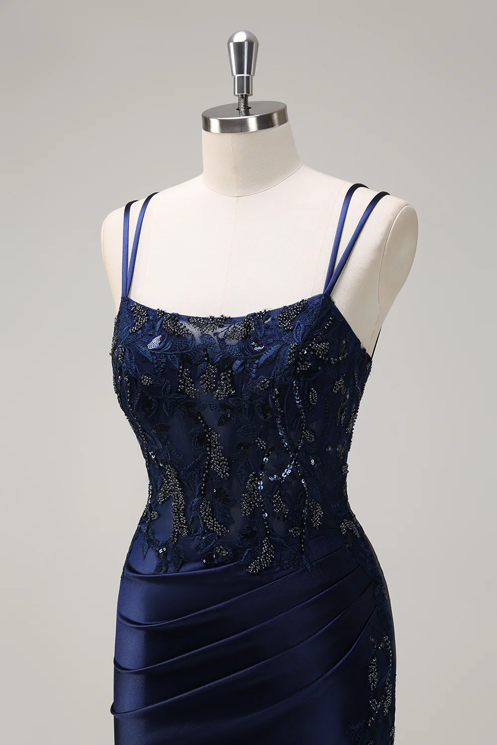 Elegante vestido de noche de satén con escote cuadrado, tirantes finos dobles, encaje de pedrería, espalda cruzada y cola