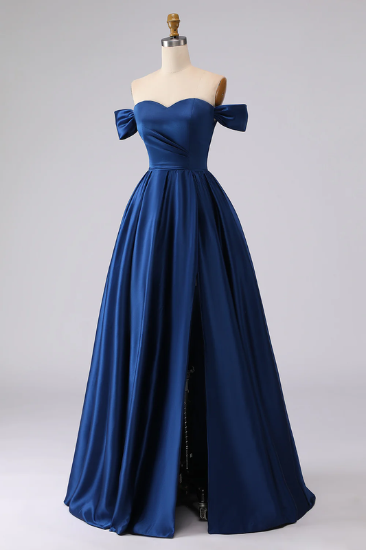 Robe de soirée élégante en satin à épaules dénudées avec nœud décoratif, taille froncée et fente haute, idéale pour les occasions formelles