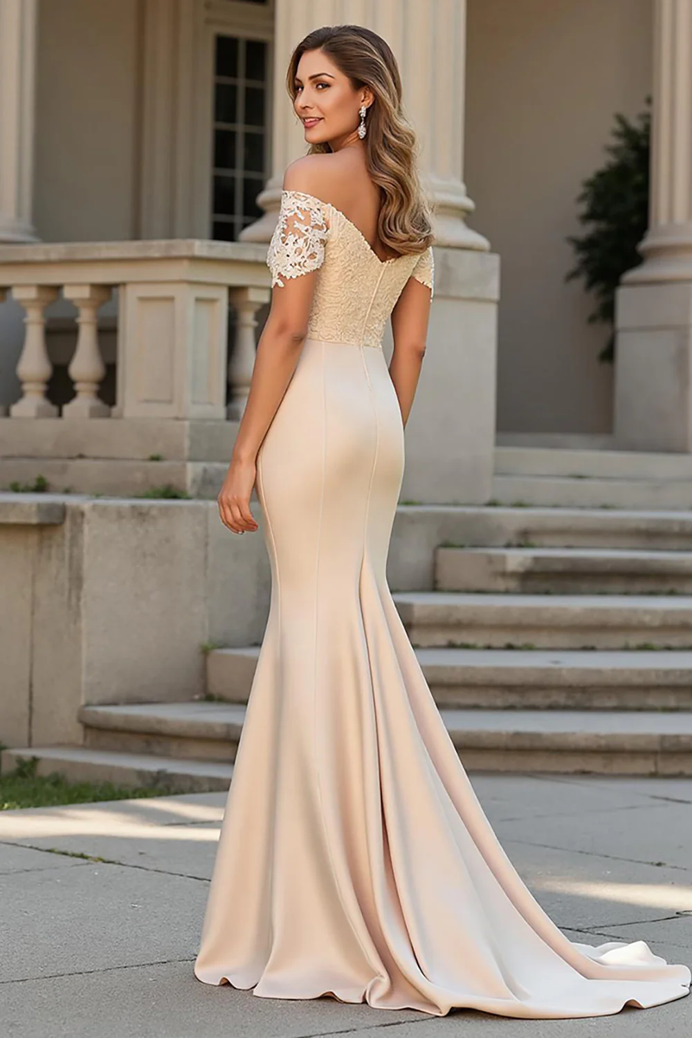 Elegante vestido de satén para la madre de la novia con hombros descubiertos, corpiño de encaje, cintura fruncida, corte sirena y cola