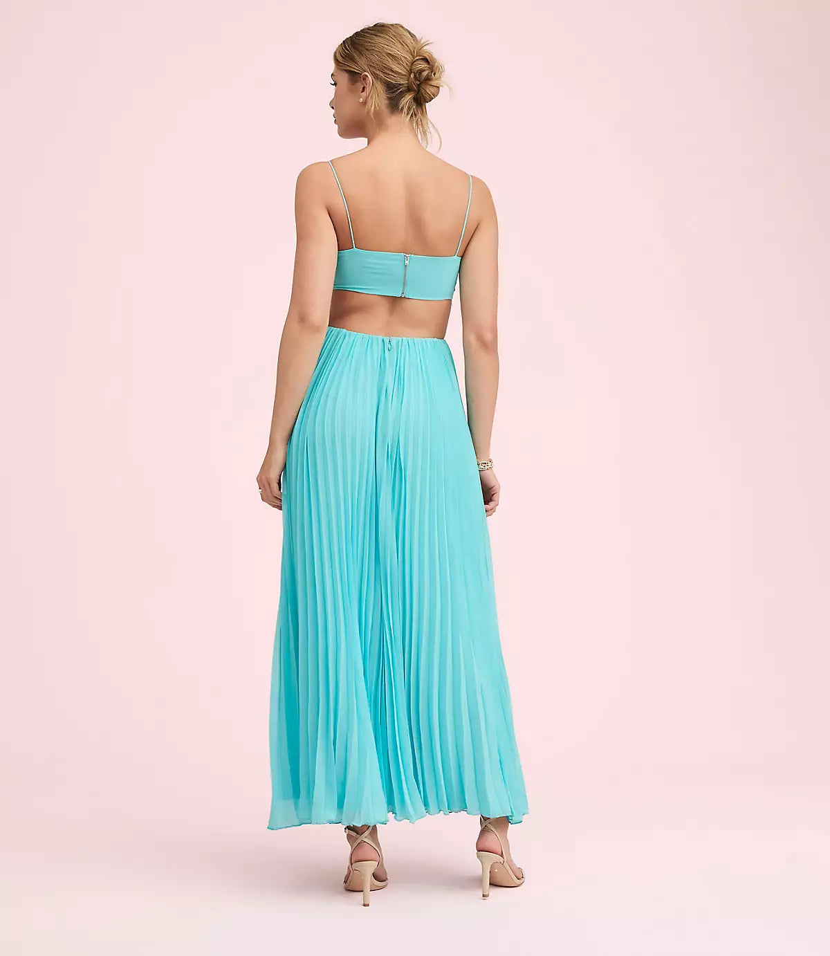Elegante vestido formal de noche midi de gasa plisada con escote cuadrado, aberturas y espalda descubierta