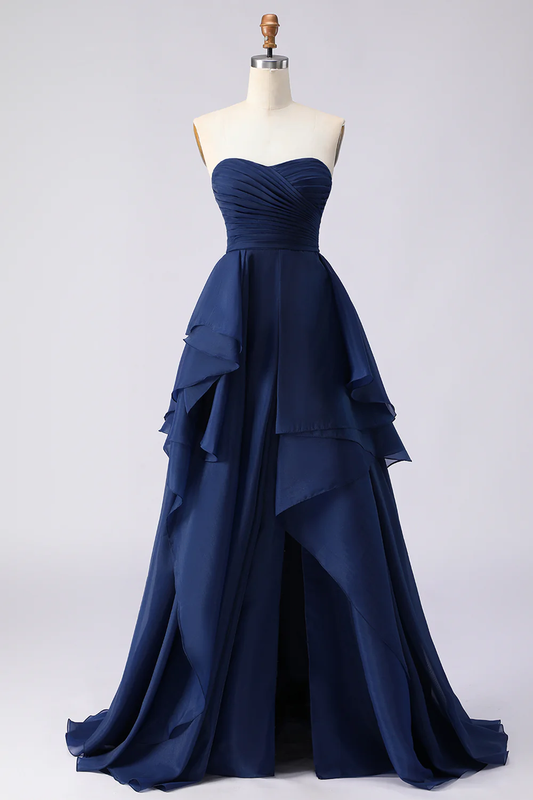 Robe de soirée élégante en mousseline de soie sans bretelles avec jupe à volants à plusieurs niveaux et fente haute