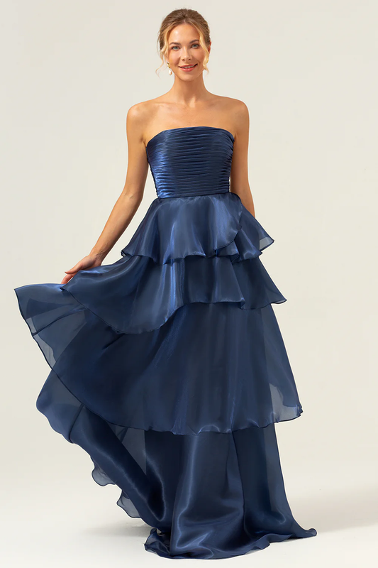 Robe de soirée élégante en satin, bustier drapé, dos nu, jupe étagée à traîne longue