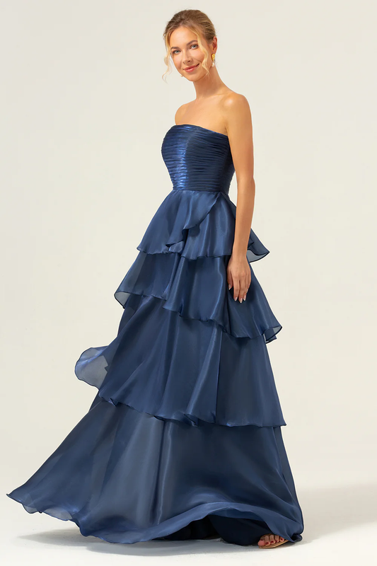 Robe de soirée élégante en satin, bustier drapé, dos nu, jupe étagée à traîne longue