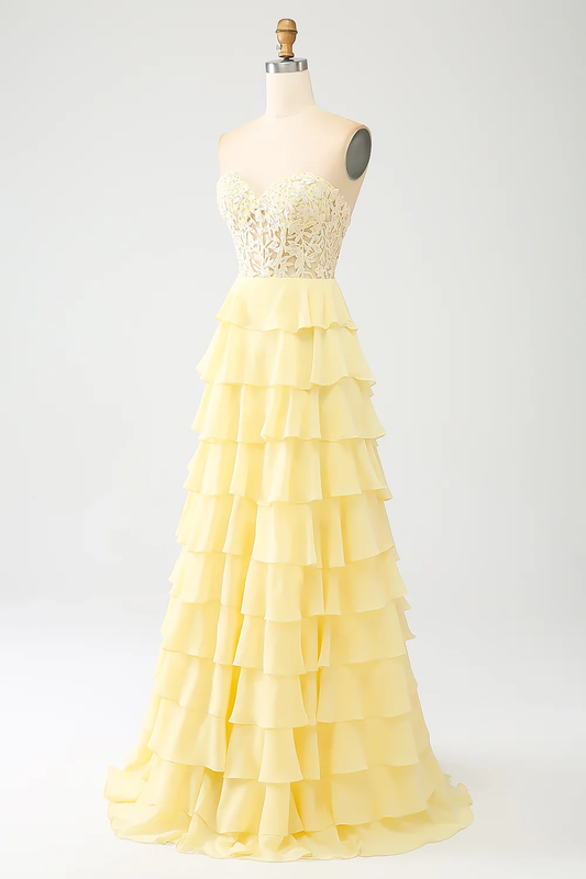Robe de soirée élégante en mousseline étagée, avec bustier en dentelle à encolure cœur et dos lacé