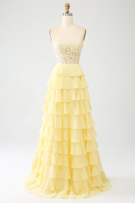 Robe de soirée élégante en mousseline étagée, avec bustier en dentelle à encolure cœur et dos lacé