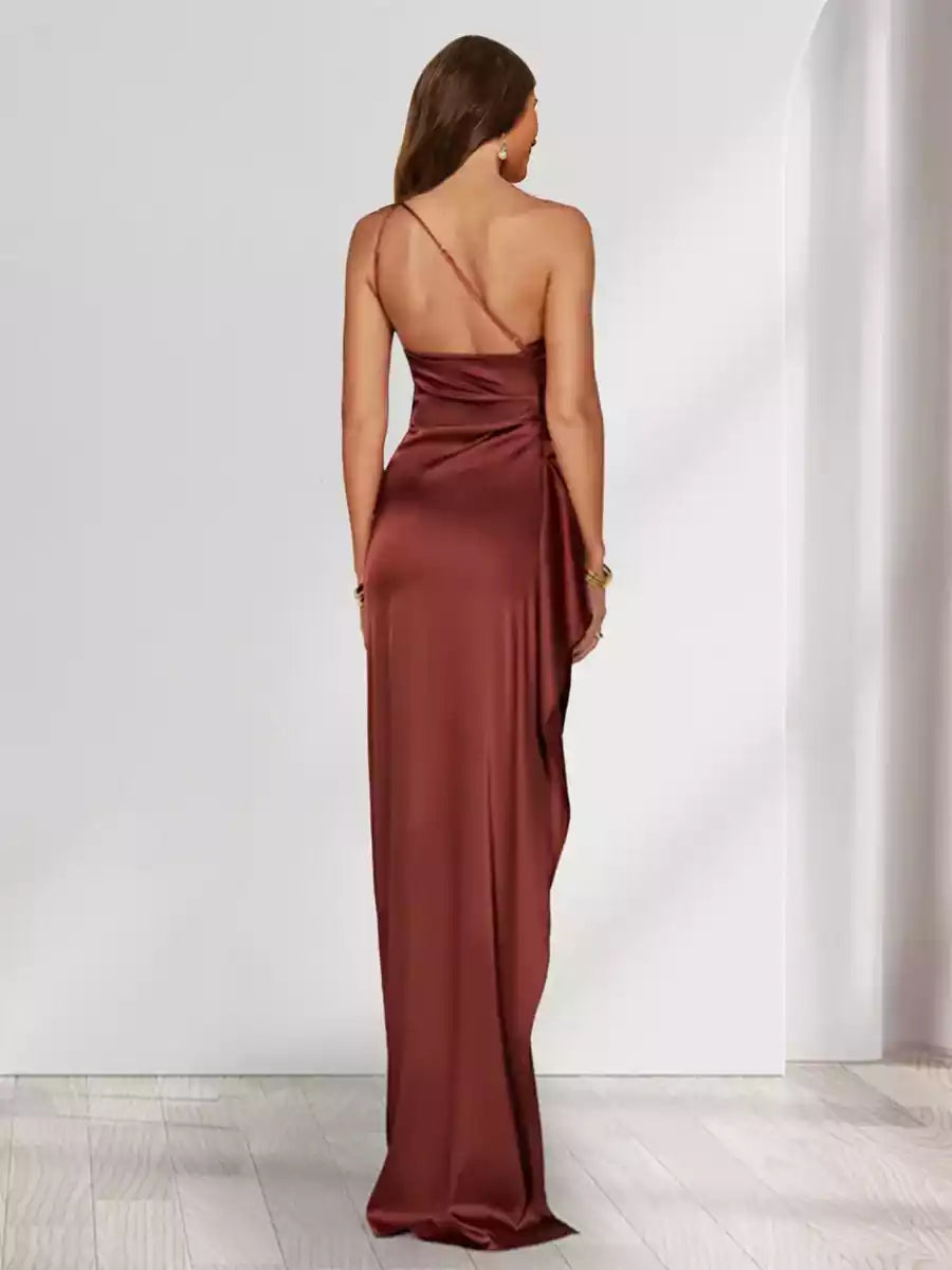 Robes de demoiselle d'honneur élégantes à une épaule, sans manches, fendues sur le côté, à fines bretelles et longueur ras du sol