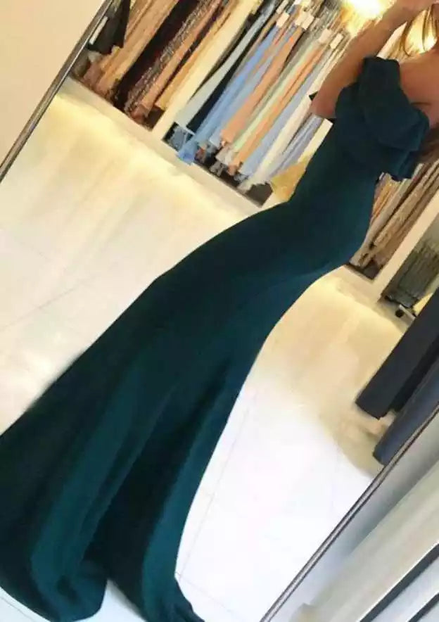 Vestidos de graduación exquisitos de satén elástico con corte sirena, hombros descubiertos, manga corta, cola y abertura