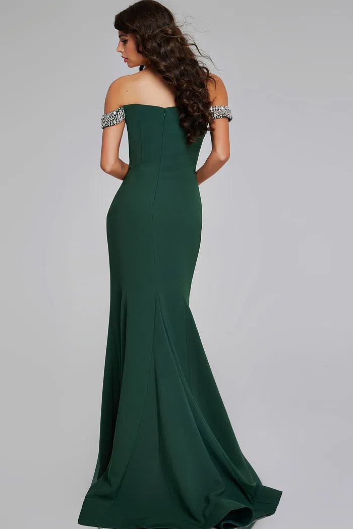 Glamuroso vestido de noche verde esmeralda con escote de perlas de hombros descubiertos, silueta de sirena y detalle de cintura fruncida