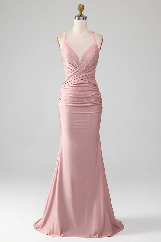 Robe de soirée sirène glamour en satin froncé avec décolleté plongeant, fines bretelles et dos croisé