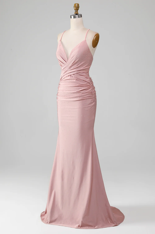 Robe de soirée sirène glamour en satin froncé avec décolleté plongeant, fines bretelles et dos croisé