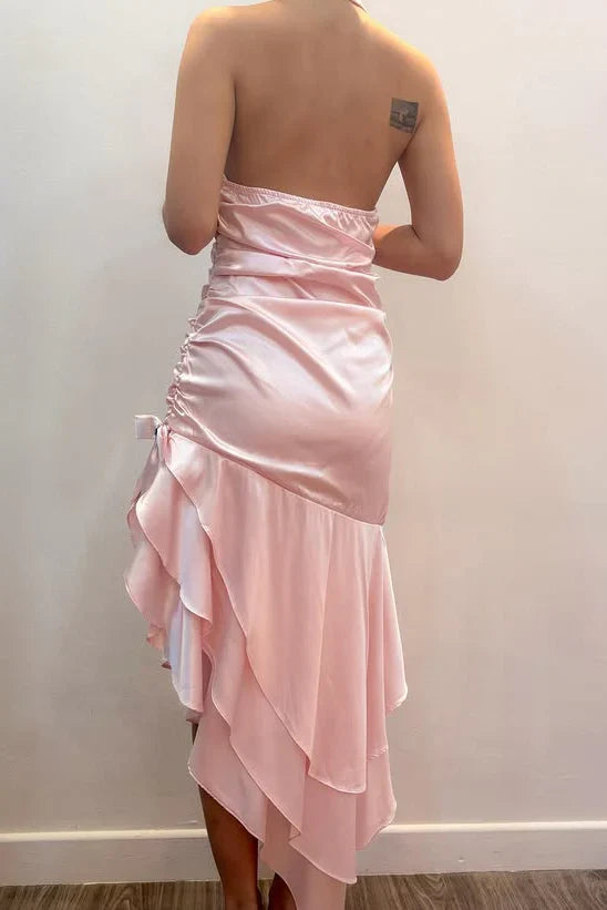 Vestido de noche glamuroso de satén con cuello halter, corpiño fruncido, bajo asimétrico con volantes y detalle de lazo, vestido formal