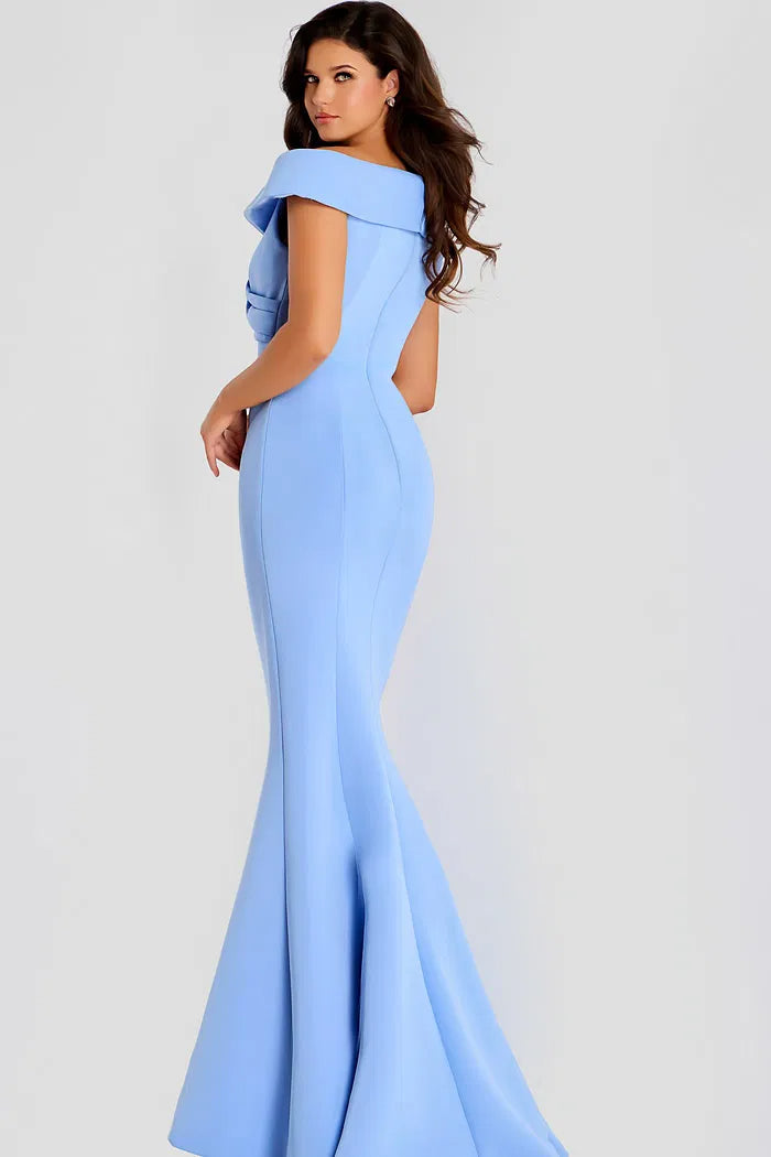 Glamuroso vestido de noche azul cielo con escote de hombros descubiertos, detalle drapeado y silueta de sirena