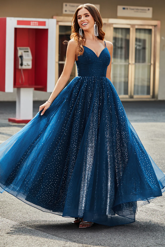 Robe de soirée glamour à fines bretelles, décolleté en V, en tulle scintillant avec fente