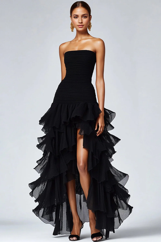 Magnifique robe de soirée bustier asymétrique, avec un corsage smocké et une jupe étagée en tulle