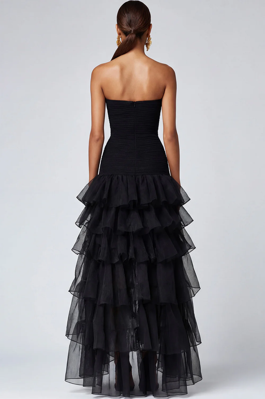 Magnifique robe de soirée bustier asymétrique, avec un corsage smocké et une jupe étagée en tulle