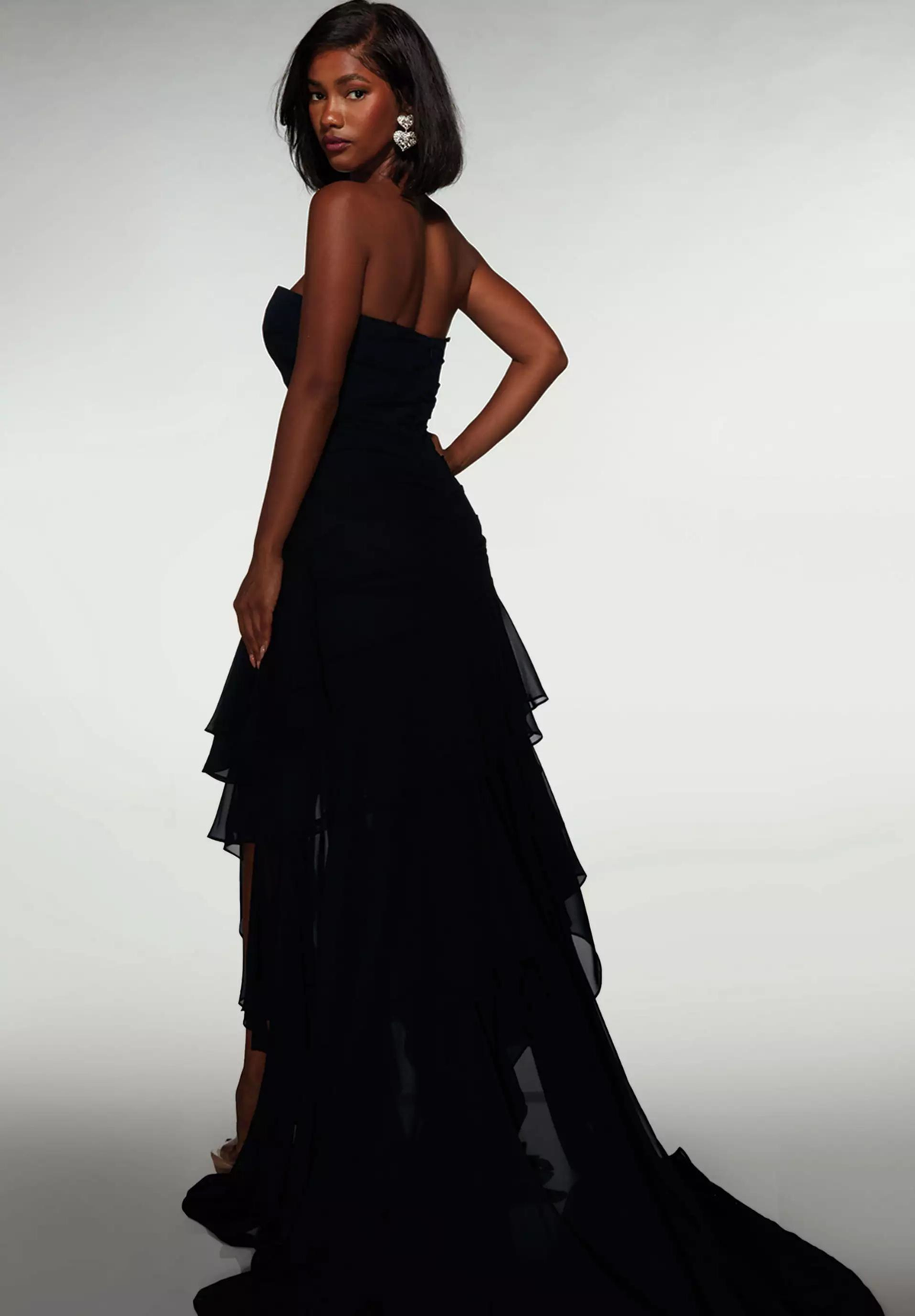 Vestido de graduación glamuroso de gasa, sin tirantes, con escote corazón, corpiño fruncido, volantes escalonados, abertura alta y cola