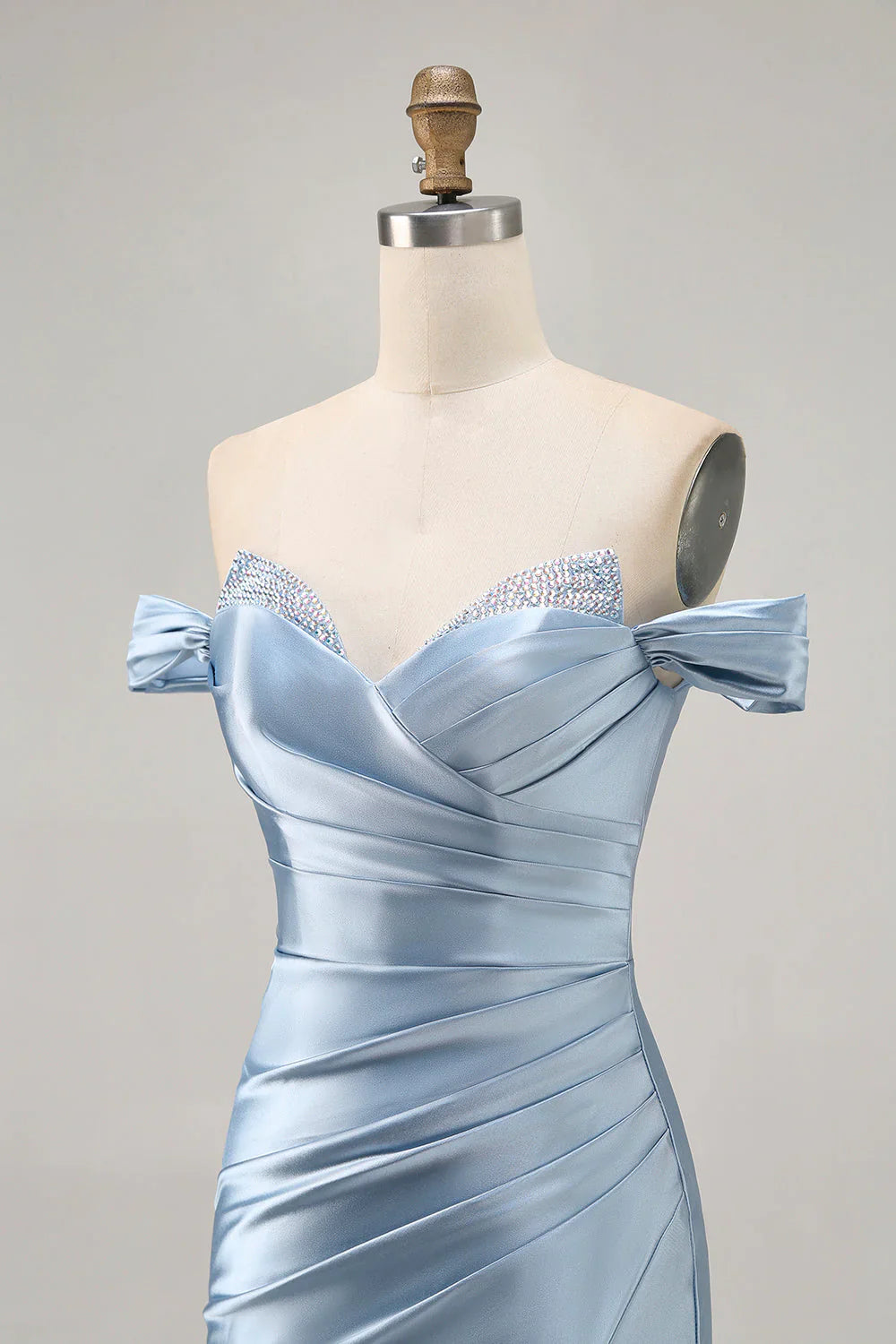 Vestido de fiesta azul cielo de satén con hombros descubiertos y silueta ajustada fruncida