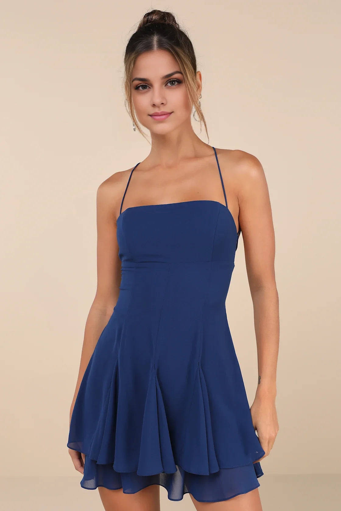 Vestido azul marino sin tirantes con volantes, espalda con cordones y estilo Homecoming