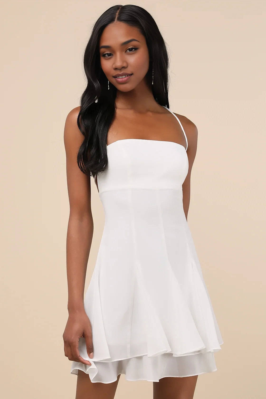 Vestido blanco de fiesta palabra de honor con volantes y espalda con cordones