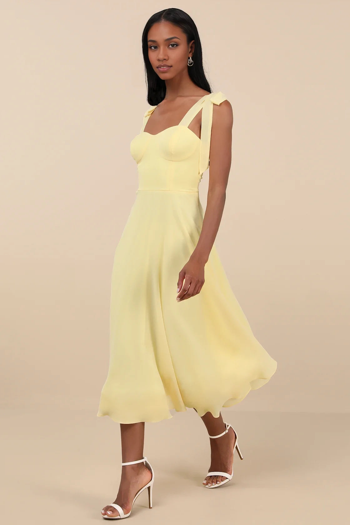 Vestido midi de gasa amarillo pálido con tirantes para anudar y escote corazón