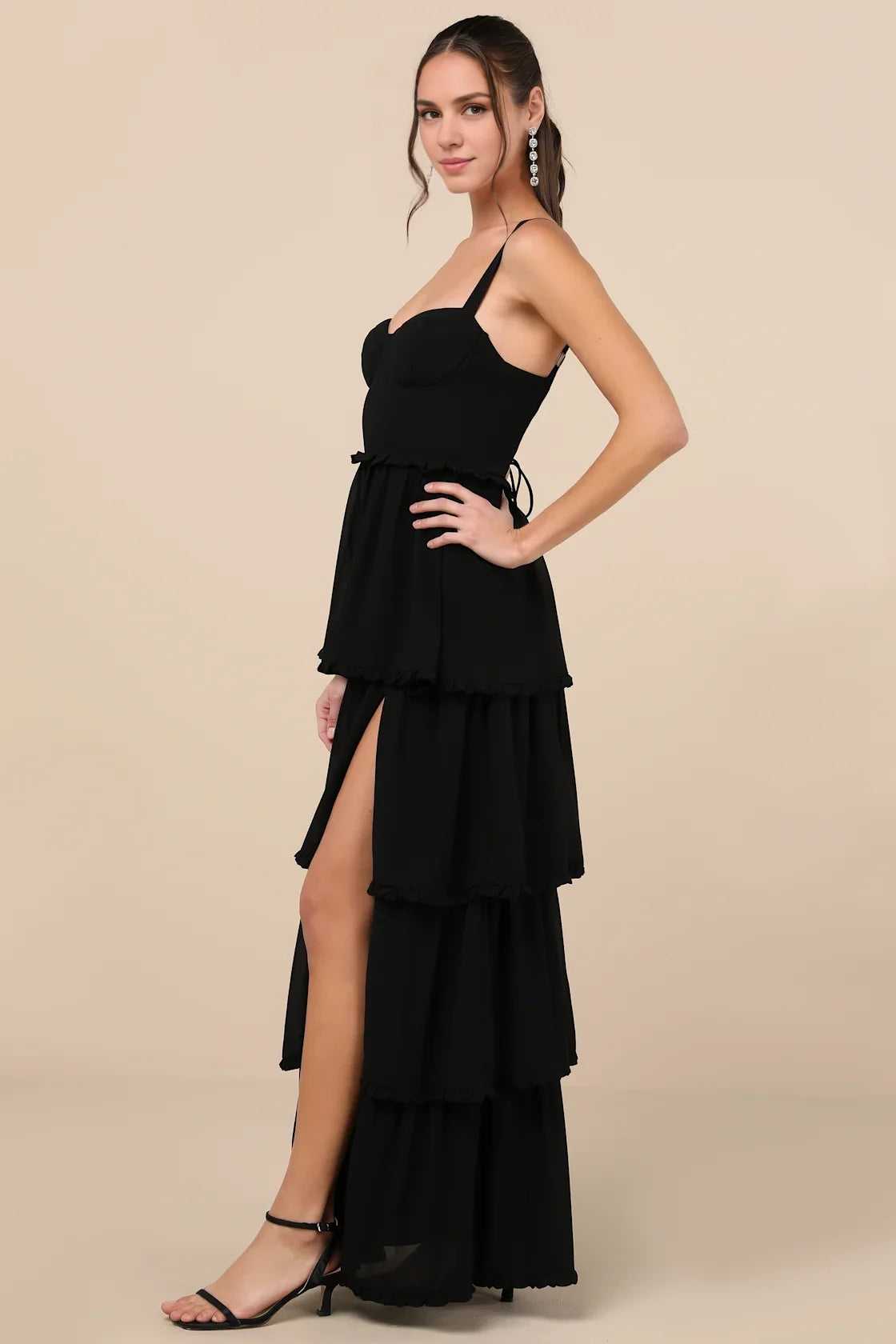 Vestido largo formal negro con escote corazón, volantes escalonados y abertura