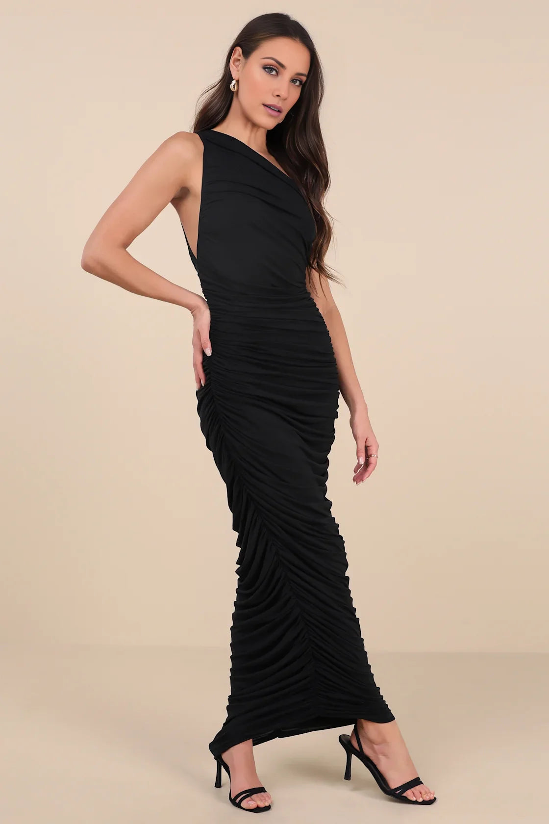 Vestido largo formal negro de malla fruncida con un solo hombro
