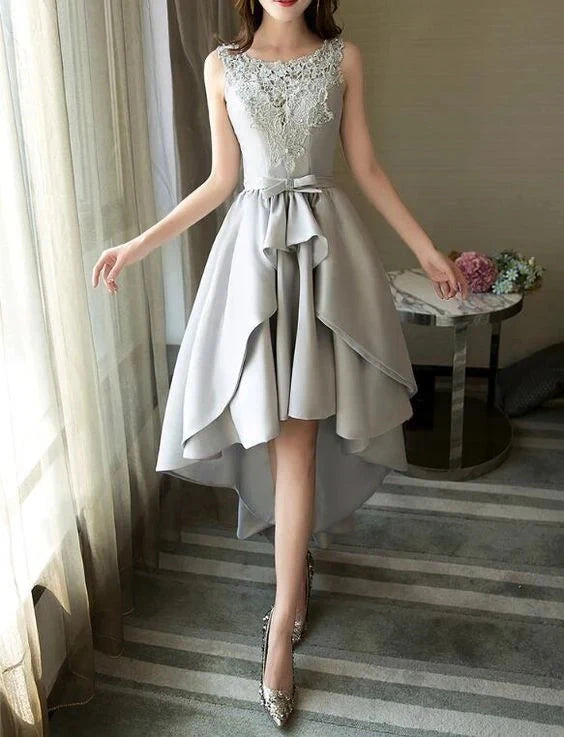 Light gray dress with sleeveless round neck, lace embroidery, high waist and bow decoration, suitable for light social occasions such as dinners and parties by YiHuiw