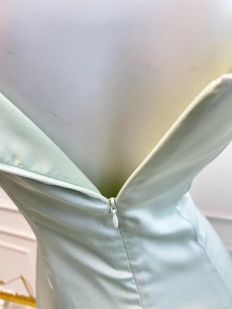 Vestido de noche minimalista de satén, corte en A, escote cuadrado y tirantes finos