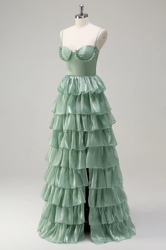 Robe de soirée à volants vert sauge espiègle avec buste à volants et dos lacé