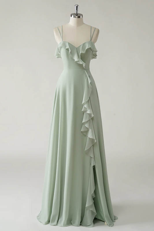 Robe de soirée romantique en mousseline vert sauge avec fines bretelles, ourlet à volants et laçage au dos
