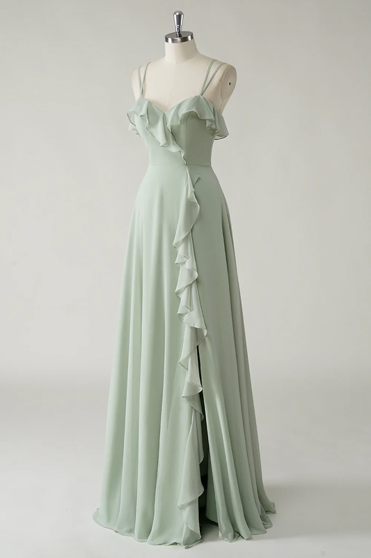 Robe de soirée romantique en mousseline vert sauge avec fines bretelles, ourlet à volants et laçage au dos