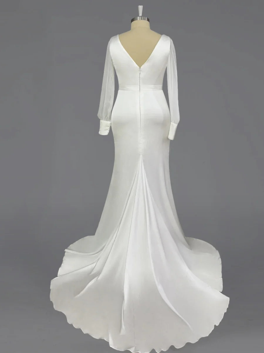 Romántico vestido de novia de satén con escote en V, corte sirena, mangas obispo transparentes y cola catedral