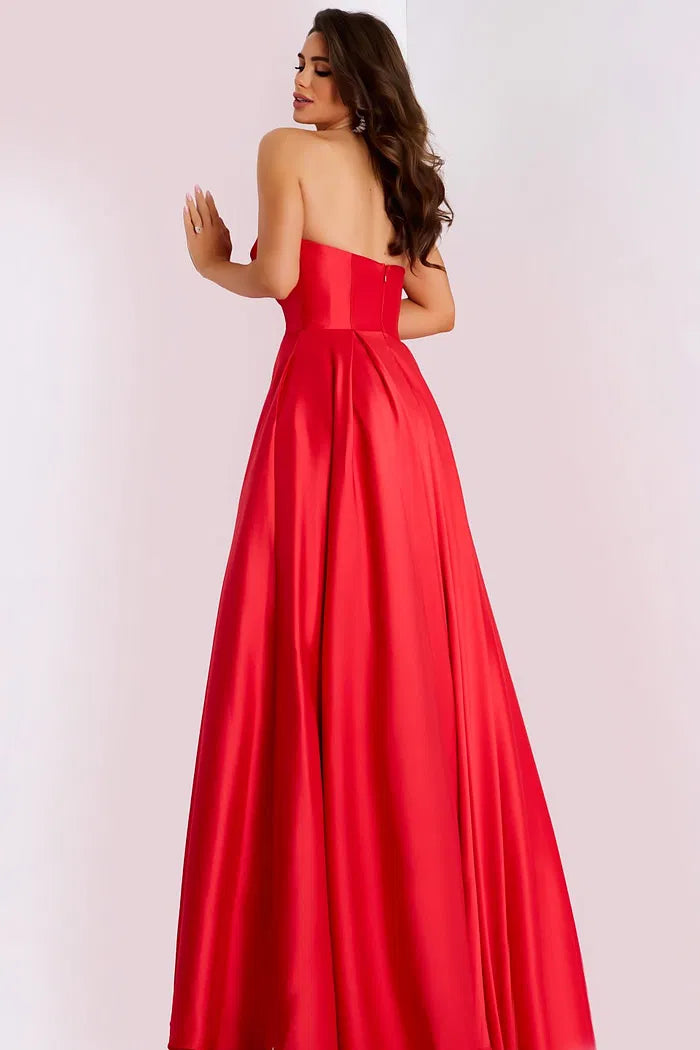 Deslumbrante vestido de noche de satén rojo con escote corazón sin tirantes y silueta de vestido de gala de línea A con falda amplia