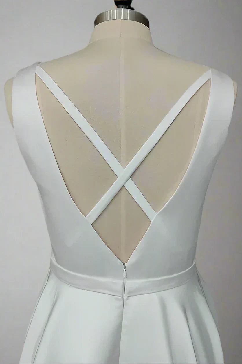 Vestido de novia sin mangas con escote en V profundo, espalda abierta cruzada y cola de satén