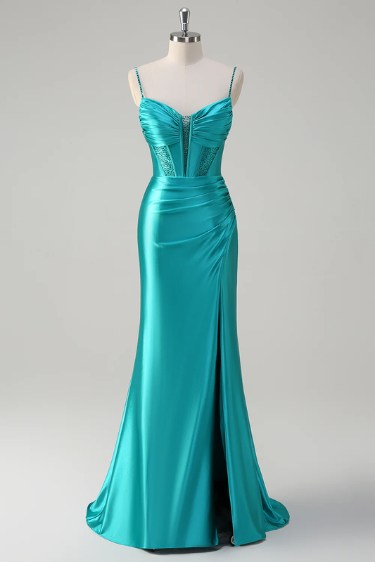 Robe de soirée sirène en satin à bretelles spaghetti perlée avec fente