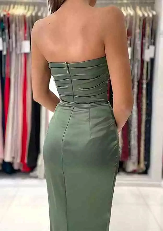 Impresionantes vestidos de graduación de satén, entallados/rectos, tubo, escote corazón, sin mangas, largos/hasta el suelo, con abertura y plisado