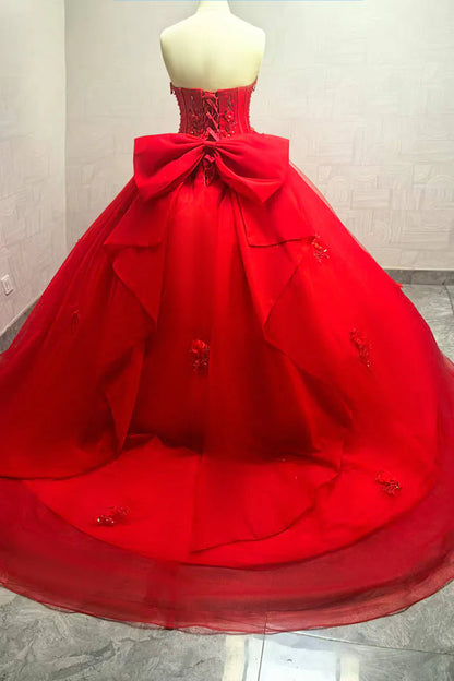 Vestido de graduación rojo de corte princesa con corpiño tipo corsé de pedrería y apliques florales