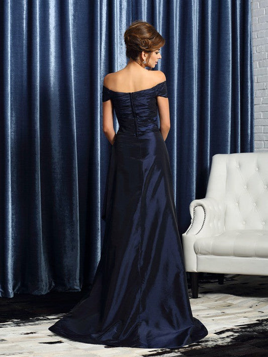 Trumpet/Mermaid Off-the-Shoulder Short Sleeves Long Taffeta Mother of the Bride Dresses by YiHuiw