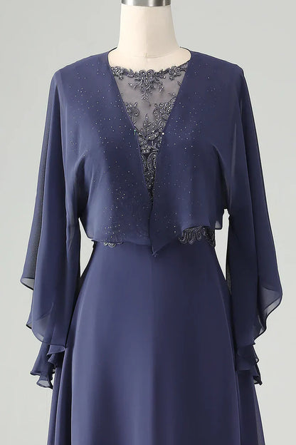 Vestido azul marino empolvado para la madre de la novia con mangas capa de gasa y cintura de pedrería – Elegante vestido de noche formal