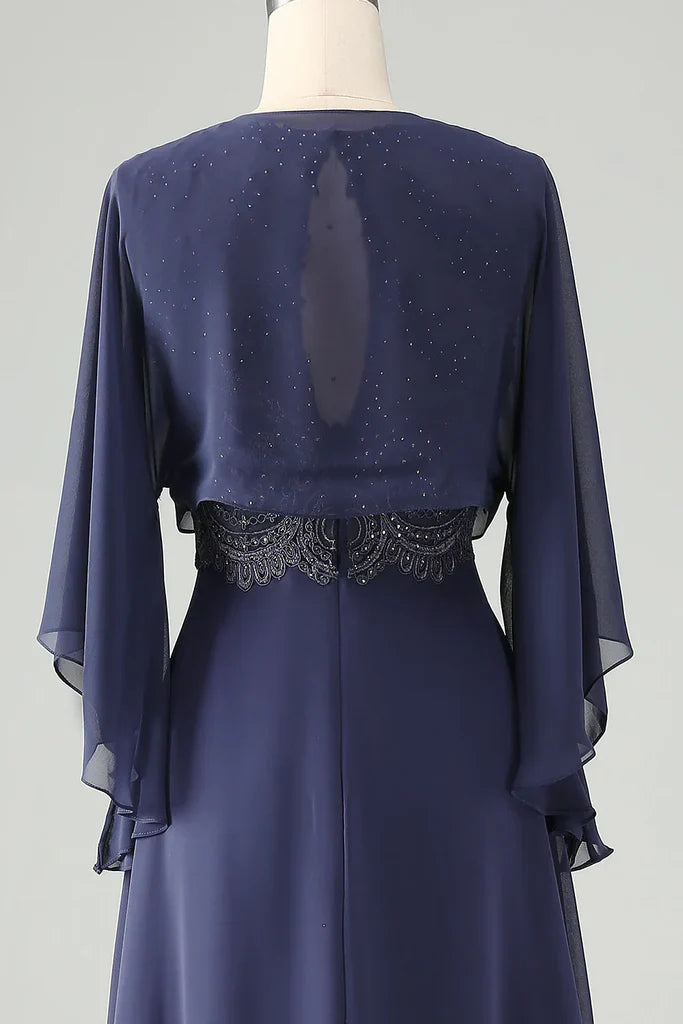 Vestido azul marino empolvado para la madre de la novia con mangas capa de gasa y cintura de pedrería – Elegante vestido de noche formal