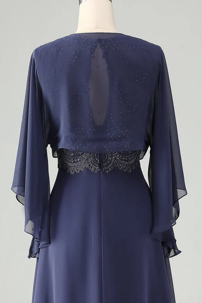Vestido azul marino empolvado para la madre de la novia con mangas capa de gasa y cintura de pedrería – Elegante vestido de noche formal